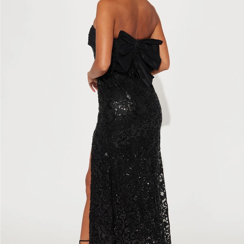 Elegant Black Strapless Dress with Bow Detail